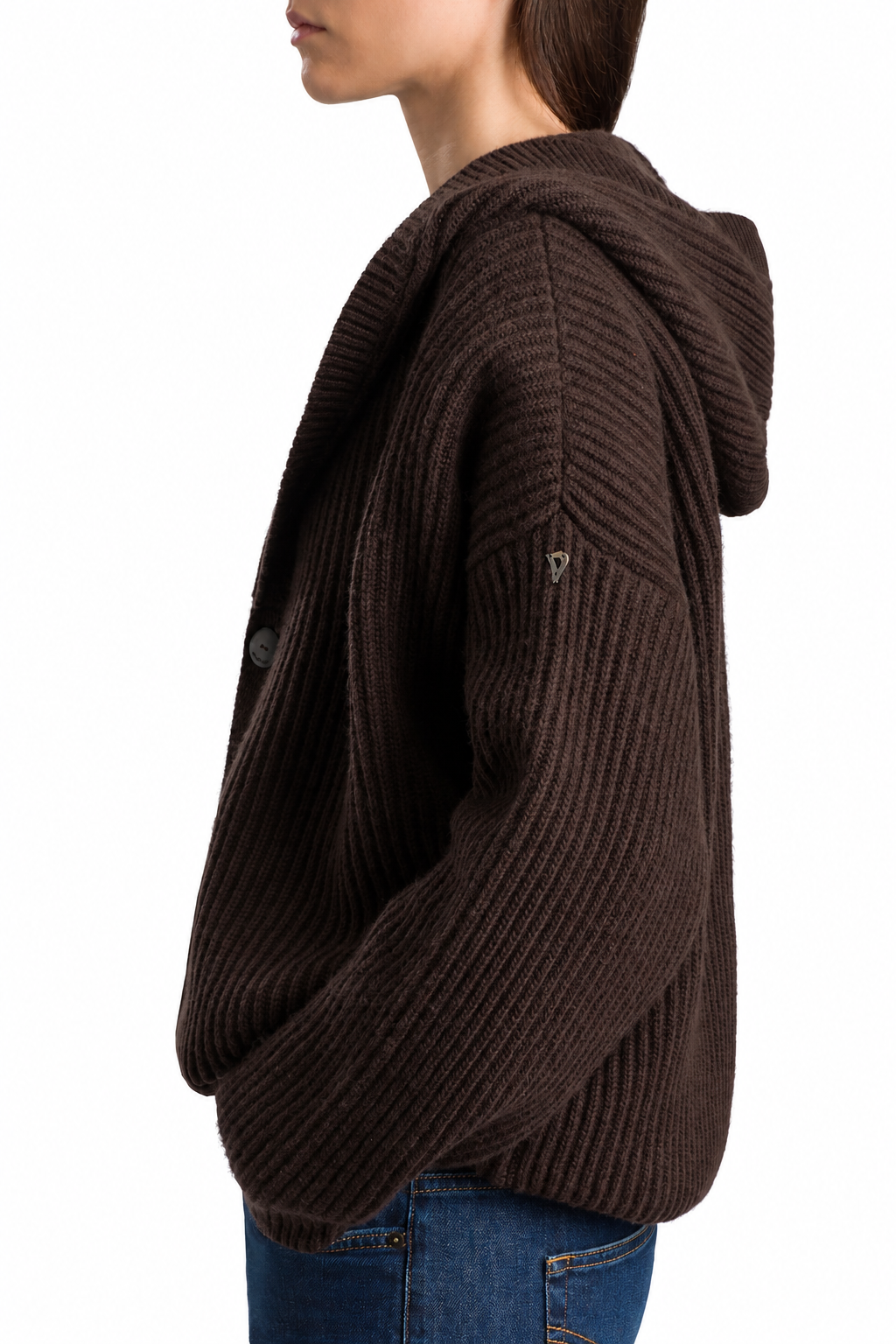 Cardigan indossato di lato con sfondo bianco