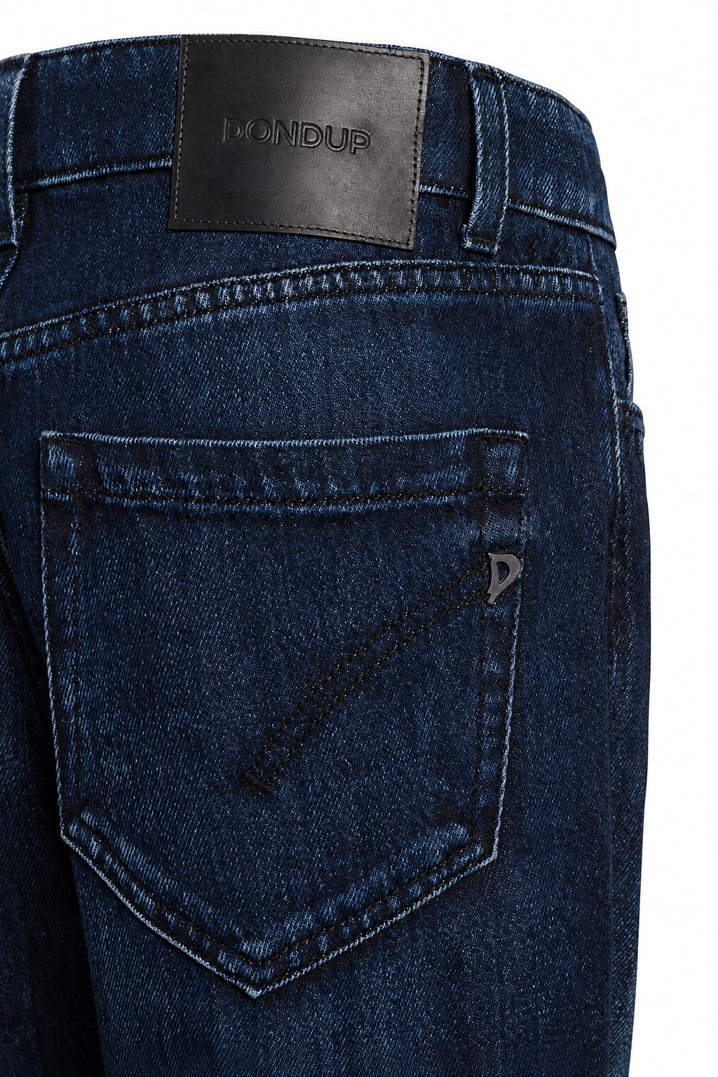 Dettaglio jeans con sfondo bianco