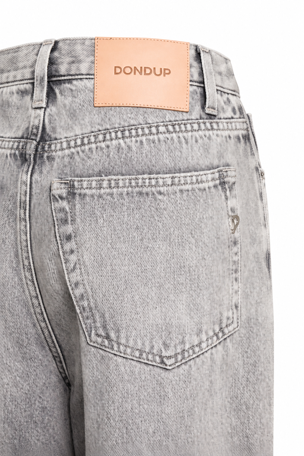 Dettaglio jeans con sfondo bianco