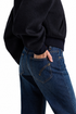 Dettaglio jeans indossati con sfondo bianco