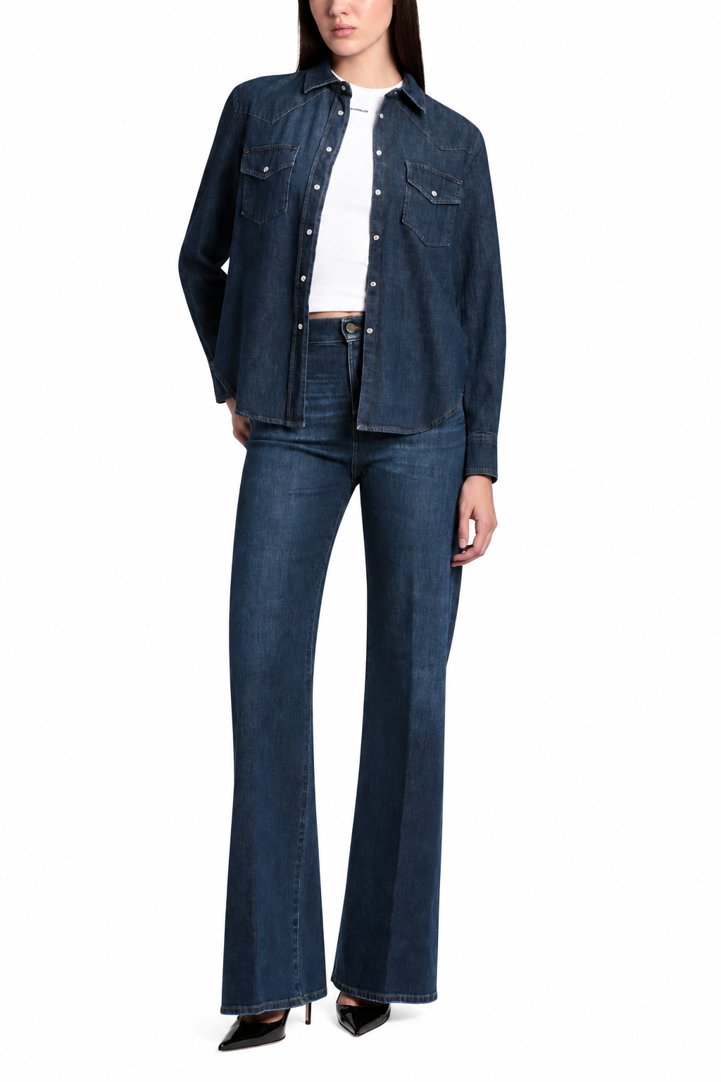 Jeans indossati, vista frontale con sfondo bianco