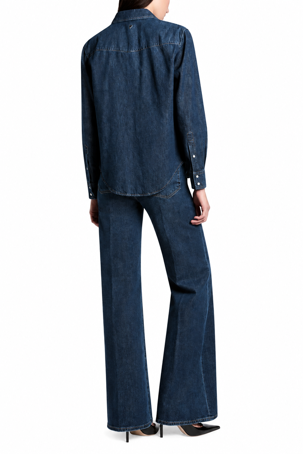 Jeans indossati, vista posteriore con sfondo bianco