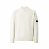 Maglia su sfondo bianco